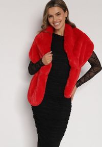 Born2be - Czerwone Futrzane Ponczo Narzutka Bralinne. Kolor: czerwony. Materiał: futro #1