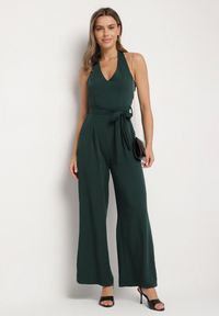 Born2be - Ciemnozielony Taliowany Kombinezon z Paskiem Wiązaniem i Odkrytymi Plecami Malurea. Okazja: na co dzień, na imprezę. Kolor: zielony. Materiał: jeans. Sezon: lato. Styl: casual #2