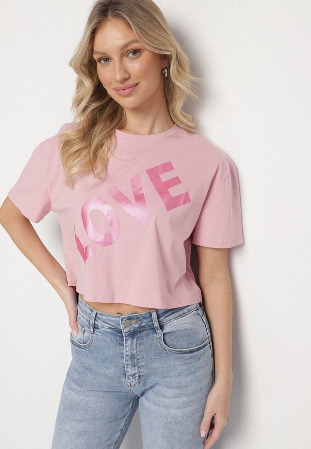 Born2be - Różowy Bawełniany T-shirt Oversize o Krótkim Kroju z Napisem Sannelia. Okazja: na co dzień. Kolor: różowy. Materiał: bawełna. Długość: krótkie. Wzór: napisy. Styl: casual