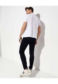 Versace Jeans Couture - VERSACE JEANS COUTURE - Biała koszulka polo z logo. Okazja: na co dzień. Typ kołnierza: polo. Kolor: biały. Materiał: bawełna. Wzór: aplikacja. Styl: casual #4