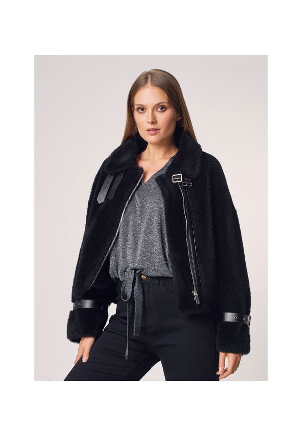 Ochnik - Wełniane futerko damskie oversize. Okazja: na co dzień. Typ kołnierza: kolnierz wykładany, kołnierzyk stójkowy. Kolor: czarny. Materiał: wełna. Długość: krótkie. Styl: casual