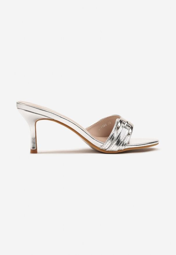 Born2be - Srebrne Klapki na Szpilce z Ozdobną Klamrą Julivie. Okazja: na co dzień, na imprezę. Kolor: srebrny. Obcas: na szpilce. Styl: elegancki, casual