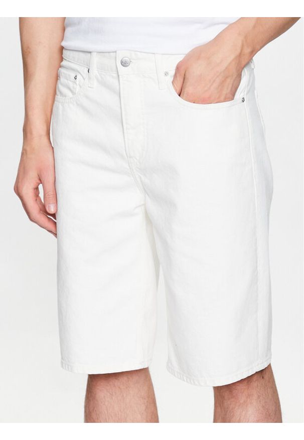 Calvin Klein Jeans Szorty jeansowe J30J322776 Biały Relaxed Fit. Kolor: biały. Materiał: bawełna