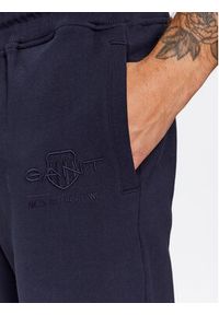 GANT - Gant Spodnie dresowe Reg Tonal Shield Pants 2039023 Granatowy Regular Fit. Kolor: niebieski. Materiał: bawełna #3
