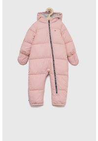 TOMMY HILFIGER - Tommy Hilfiger kombinezon niemowlęcy kolor różowy. Okazja: na co dzień. Kolor: różowy. Materiał: włókno, materiał. Styl: casual #1