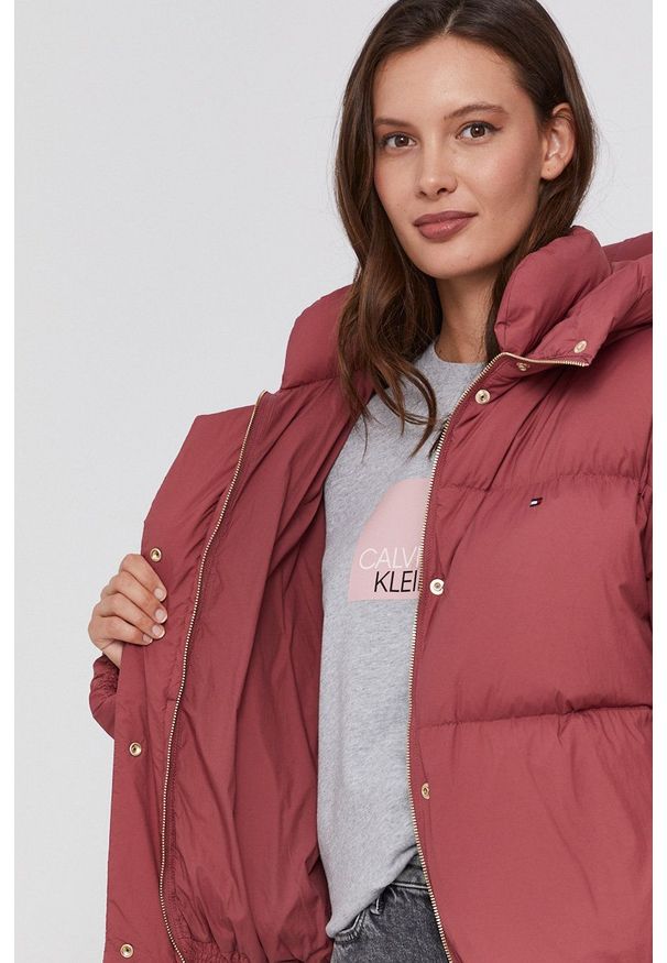 TOMMY HILFIGER - Tommy Hilfiger - Kurtka puchowa. Okazja: na co dzień. Typ kołnierza: kaptur. Kolor: różowy. Materiał: puch. Wzór: gładki. Styl: casual