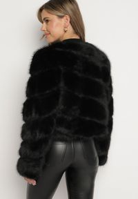 Born2be - Czarna Krótka Kurtka z Futerkiem na Haftki Loreinda. Okazja: na co dzień. Kolor: czarny. Materiał: futro. Długość: krótkie. Styl: casual, elegancki #2