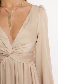 Born2be - Beżowa Rozkloszowana Sukienka z Supełkiem przy Dekolcie i Falbanką na Dole Viviela. Kolor: beżowy. Materiał: materiał. Długość rękawa: długi rękaw. Długość: midi #5