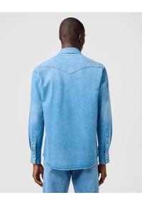 Wrangler - MESKA KOSZULA JEANSOWA WRANGLER WESTERN SHIRT MID LIGHT WASH 112362744. Materiał: jeans. Wzór: ze splotem. Styl: elegancki, klasyczny, wizytowy #6