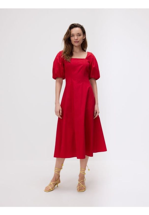 Reserved - Sukienka midi z bufiastymi rękawami - czerwony. Kolor: czerwony. Materiał: bawełna. Długość: midi