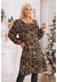 Moda Size Plus Iwanek - Wiskozowa sukienka Ines w panterkę PLUS SIZE XXL OVERSIZE JESIEŃ. Okazja: na co dzień, do pracy. Kolekcja: plus size. Materiał: wiskoza. Długość rękawa: długi rękaw. Wzór: motyw zwierzęcy. Sezon: jesień. Typ sukienki: oversize, dla puszystych. Styl: casual, elegancki #1