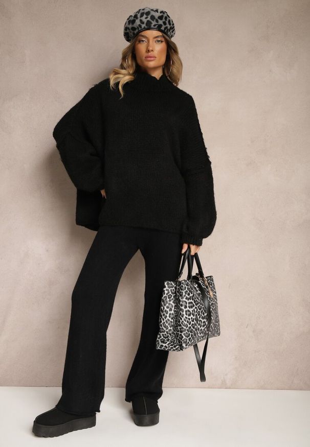 Renee - Czarny Golf Oversize z Domieszką Wełny Asintavira. Okazja: na co dzień. Typ kołnierza: golf. Kolor: czarny. Materiał: wełna. Długość rękawa: długi rękaw. Długość: długie. Styl: casual, elegancki