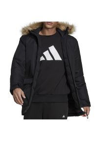 Adidas - Kurtka adidas Utilitas Hooded Parka GT1699 - czarna. Typ kołnierza: kaptur. Kolor: czarny. Materiał: syntetyk, futro, nylon, materiał, poliester. Wzór: aplikacja. Sezon: jesień, zima. Styl: klasyczny