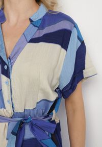 Born2be - Niebieska Sukienka Rozkloszowana z Wiskozy w Geometryczny Wzór z Paskiem Ranislla. Okazja: na co dzień. Typ kołnierza: dekolt w serek. Kolor: niebieski. Materiał: wiskoza. Długość rękawa: krótki rękaw. Wzór: geometria. Styl: casual, elegancki #6