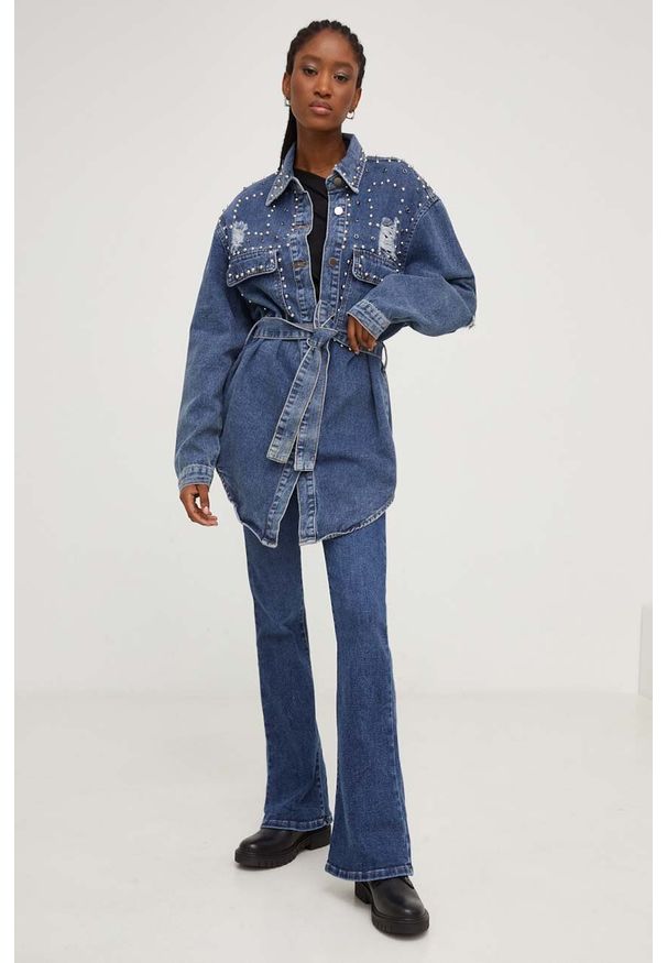 Answear Lab koszula jeansowa damska kolor niebieski relaxed z kołnierzykiem klasycznym. Typ kołnierza: kołnierzyk klasyczny. Kolor: niebieski. Materiał: jeans. Styl: klasyczny, wakacyjny