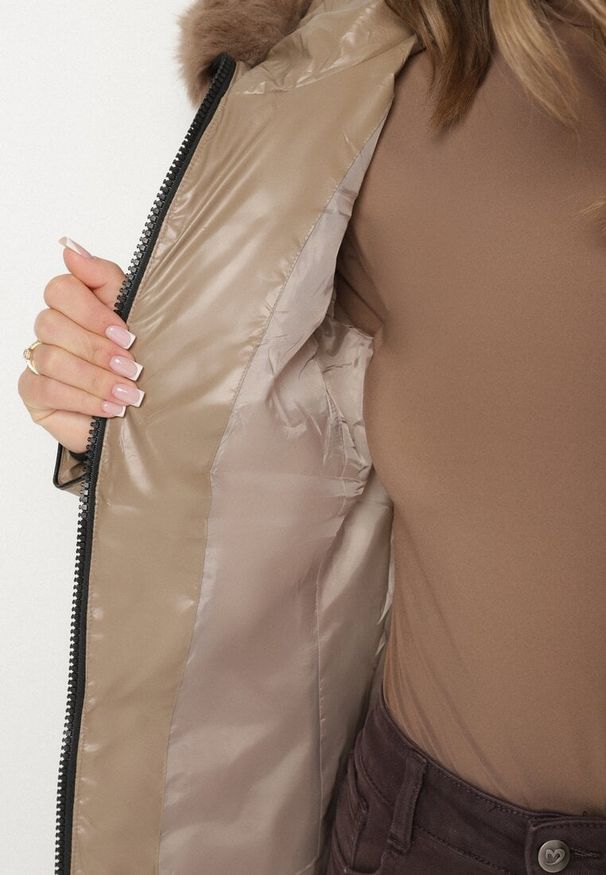 Born2be - Brązowa Pikowana Kurtka o Taliowanym Kroju z Kapturem z Futerkiem Naleanna. Okazja: na co dzień. Typ kołnierza: kaptur. Kolor: brązowy. Materiał: futro. Styl: casual