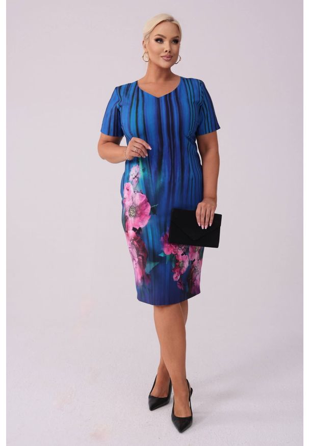 Moda Size Plus Iwanek - Elegancka sukienka Dotty w odcieniach szafiru z delikatnym kwiatowym printem PLUS SIZE XXL WIOSNA. Okazja: na spotkanie biznesowe. Kolekcja: plus size. Wzór: nadruk, kwiaty. Typ sukienki: dla puszystych. Materiał: elastan, tkanina, poliester. Długość rękawa: krótki rękaw. Sezon: wiosna. Styl: elegancki. Długość: midi