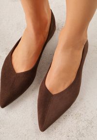 Renee - Brązowe Balerinki z Imitacji Zamszu ze Szpiczastym Noskiem Melikel. Nosek buta: szpiczasty. Kolor: brązowy. Materiał: zamsz #2
