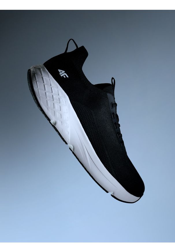 4f - 4F Niskie sneakersy sportowe VELOCORE męskie - czarne 40. Okazja: na co dzień. Zapięcie: sznurówki. Kolor: czarny. Materiał: guma, dzianina. Szerokość cholewki: normalna