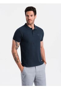 Ombre Clothing - Jednokolorowa koszulka męska polo BASIC z dzianiny pique - granatowa V2. Okazja: na co dzień. Typ kołnierza: polo. Kolor: niebieski. Materiał: dzianina. Wzór: haft, aplikacja, jednolity. Styl: sportowy, wizytowy, casual