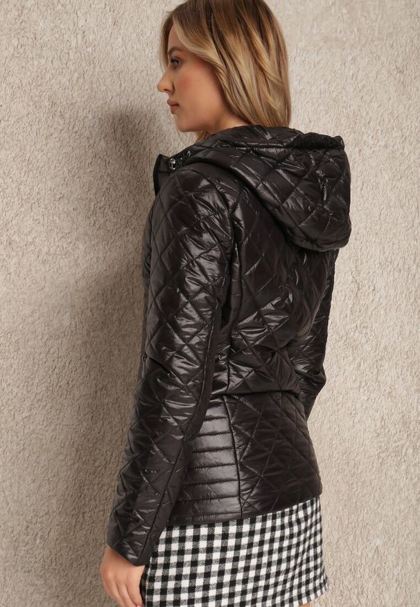 Renee - Czarna Kurtka Pikowana Baseros. Okazja: na co dzień. Kolor: czarny. Materiał: poliester. Długość: krótkie. Wzór: geometria. Styl: elegancki, casual