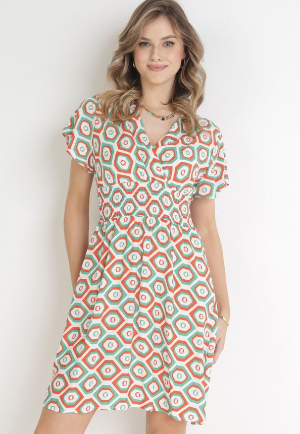 Born2be - Pomarańczowa Sukienka Mini z Wiskozy z Gumką w Pasie i Kopertowym Dekoltem Karisa. Kolor: pomarańczowy. Materiał: wiskoza. Długość rękawa: krótki rękaw. Sezon: wiosna, lato. Typ sukienki: kopertowe. Długość: mini