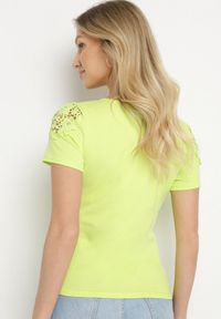 Born2be - Zielony Bawełniany T-shirt z Łańcuszkiem i Koronką Liraveira. Okazja: na co dzień. Typ kołnierza: okrągły. Kolor: zielony. Materiał: bawełna, koronka. Długość rękawa: krótki rękaw. Długość: krótkie. Wzór: koronka. Styl: klasyczny, elegancki, casual #5