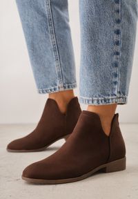 Born2be - Brązowe Płaskie Botki VICES z Ozdobnymi Wycięciami po Bokach i Suwakiem z Tyłu Isirelin. Okazja: na co dzień, do pracy. Kolor: brązowy. Materiał: jeans. Styl: casual, elegancki #1