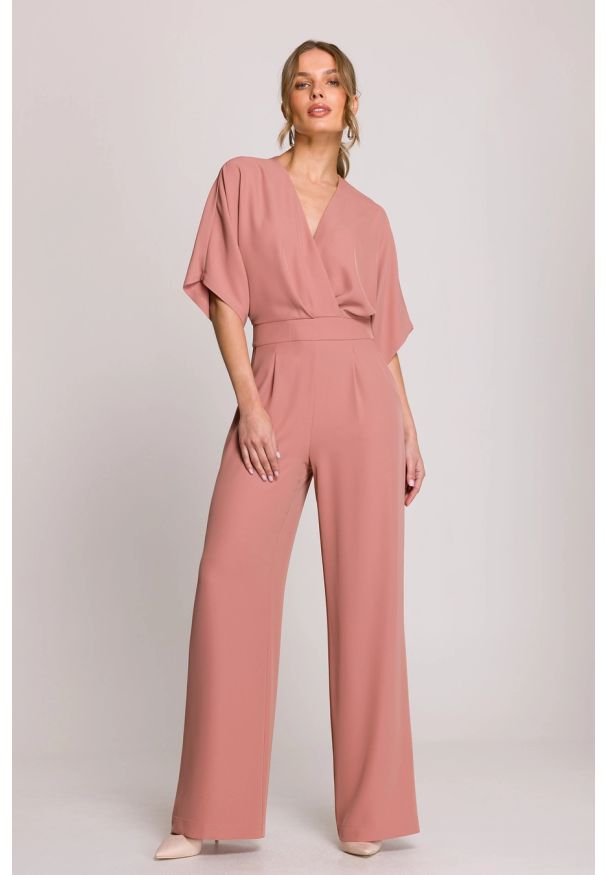 Stylove - Elegancki kombinezon damski z kopertowym dekoltem różany. Okazja: na randkę, na spotkanie biznesowe, na komunię, na ślub cywilny, na wesele, na imprezę. Kolor: różowy. Materiał: tkanina. Długość rękawa: krótki rękaw. Długość: krótkie. Wzór: gładki. Styl: elegancki