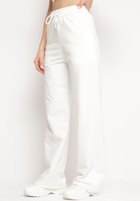 Born2be - Białe Bawełniane Spodnie Dresowe z Szerokimi Nogawkami Alfira. Kolor: biały. Materiał: bawełna, dresówka #7