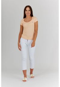 Guess - GUESS Brzoskwiniowy t-shirt damski z efektem sprania, Rozmiar XS. Kolor: pomarańczowy. Materiał: bawełna. Wzór: aplikacja