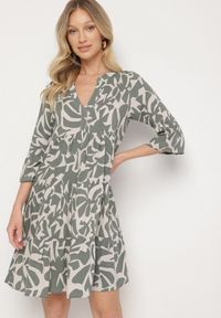 Born2be - Ciemnozielona Wiskozowa Rozkloszowana Sukienka z Abstrakcyjnym Wzorem Liracalia. Okazja: na co dzień. Kolor: zielony. Materiał: wiskoza. Styl: elegancki, casual #5
