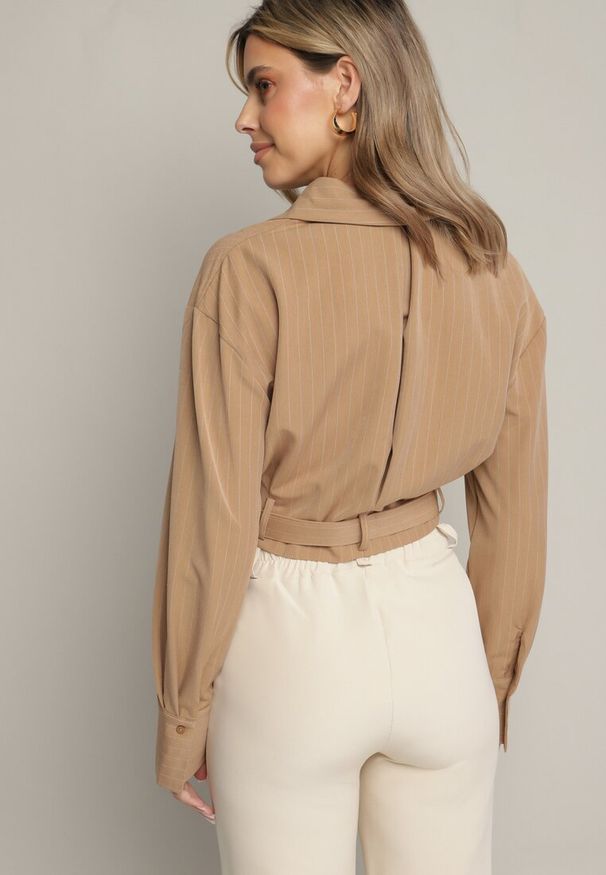 Born2be - Beżowa Krótka Koszula z Ozdobnym Paskiem z Klamrą na Dole Arirti. Kolor: beżowy. Materiał: materiał. Długość: krótkie. Styl: klasyczny