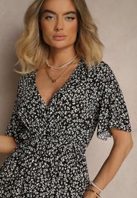 Renee - Czarna Rozkloszowana Sukienka Bawełniana w Kwiatowy Print Ezrive. Okazja: na co dzień. Typ kołnierza: dekolt w kształcie V. Kolor: czarny. Materiał: bawełna. Długość rękawa: krótki rękaw. Wzór: kwiaty, nadruk. Sezon: lato. Styl: klasyczny, casual #4