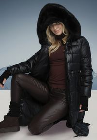 Born2be - Czarna Pikowana Kurtka z Kapturem z Futerkiem z Możliwością Odpięcia Ściągana w Talii Ravanna. Okazja: na co dzień. Typ kołnierza: kaptur. Kolor: czarny. Materiał: futro. Styl: casual, elegancki #2