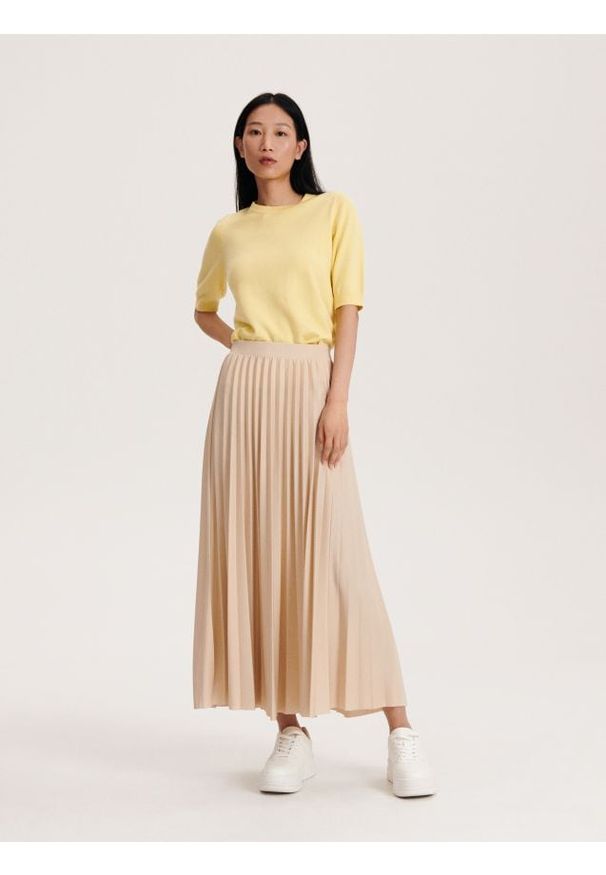 Reserved - Plisowana spódnica - beżowy. Kolor: beżowy. Materiał: dzianina. Wzór: gładki
