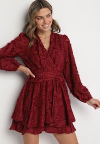 Born2be - Bordowa Sukienka z Ozdobnymi Niteczkami i Marszczeniem Forenamia. Okazja: na co dzień. Kolor: czerwony. Wzór: aplikacja. Typ sukienki: kopertowe. Styl: casual #6