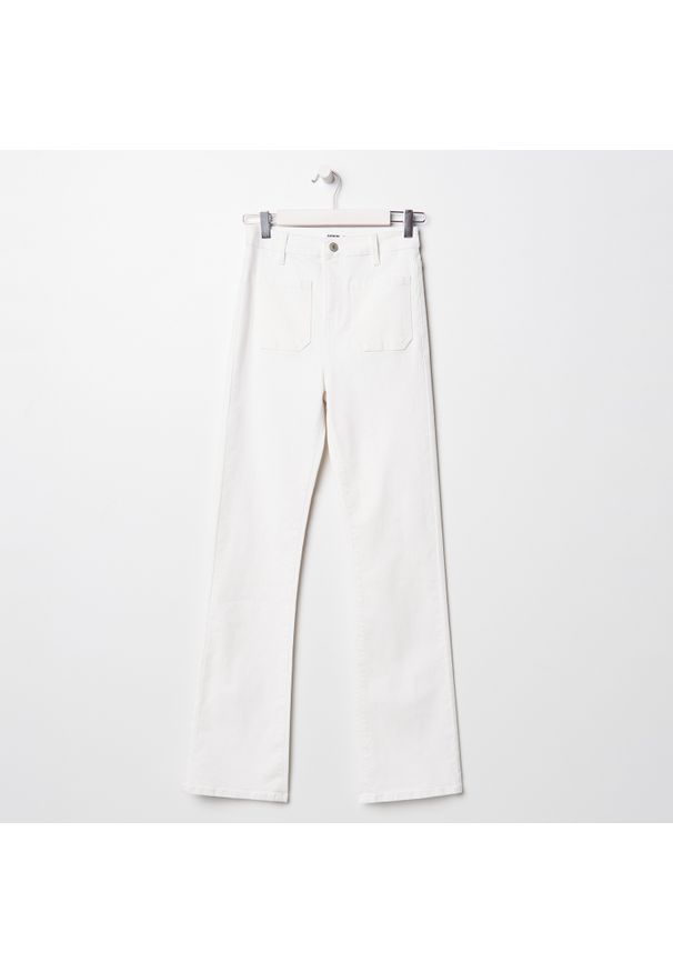 Sinsay - Spodnie jeansowe flare - Kremowy. Kolor: kremowy