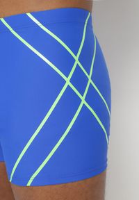 Born2be - Niebiesko-Zielone Kąpielówki Bokserki ze Ściągaczem Zdobione Geometrycznym Wzorem Folenis. Kolor: niebieski. Materiał: len. Wzór: aplikacja, geometria #3
