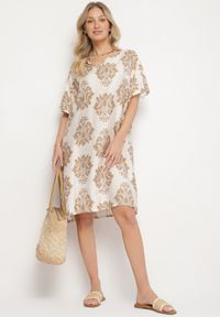 Born2be - Ciemnobeżowa Pudełkowa Sukienka z Wiskozy Ozdobiona Geometrycznym Wzorem Emilavie. Okazja: na co dzień. Typ kołnierza: dekolt w kształcie V. Kolor: beżowy. Materiał: wiskoza. Wzór: geometria, aplikacja. Typ sukienki: proste. Styl: klasyczny, casual, elegancki #7