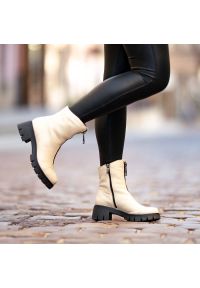 Beżowe Botki Simen Damskie Skórzane Modne Obuwie. Okazja: na spacer, na co dzień. Zapięcie: zamek. Kolor: beżowy. Szerokość cholewki: normalna. Materiał: skóra. Sezon: zima, jesień. Obcas: na obcasie. Styl: casual, elegancki. Wysokość obcasa: niski #7