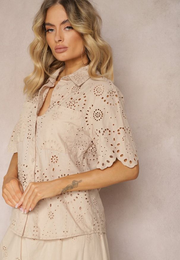 Renee - Jasnobeżowa Bawełniana Koszula z Haftowanej Tkaniny Zapinana na Guziki z Kieszeniami Tesanora. Okazja: na co dzień, do pracy. Kolor: beżowy. Materiał: tkanina, bawełna. Długość rękawa: krótki rękaw. Długość: krótkie. Wzór: haft. Styl: casual, elegancki