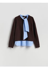 Reserved - Sweter z imitacją koszuli - ciemnobrązowy. Kolor: brązowy. Materiał: wełna, dzianina