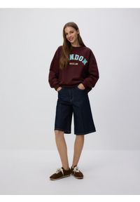 Reserved - Bluza z haftowanym napisem - ciemnobrązowy. Kolor: brązowy. Materiał: bawełna, dzianina. Wzór: napisy, haft #1