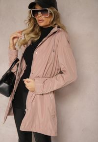 Renee - Różowa Kurtka Parka Ściągana w Talii Troczkiem z Odpinanym Kapturem Fessiania. Okazja: na co dzień, na spotkanie biznesowe. Kolor: różowy. Materiał: jeans. Styl: biznesowy, elegancki, casual #4