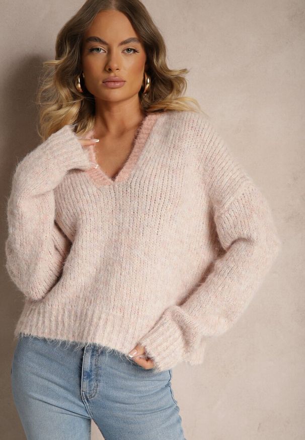 Renee - Różowy Sweter z Wełną o Krótkim Kroju z Trójkątnym Dekoltem Savandoria. Kolor: różowy. Materiał: wełna. Długość: krótkie. Sezon: zima