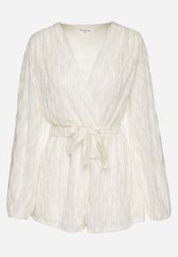 Born2be - jasnobeżowy Kombinezon o Kopertowym Kroju Zdobiony Błyszczącą Nitką i Wiązany w Pasie Venvina. Kolor: beżowy. Materiał: skóra. Wzór: aplikacja. Styl: elegancki #4