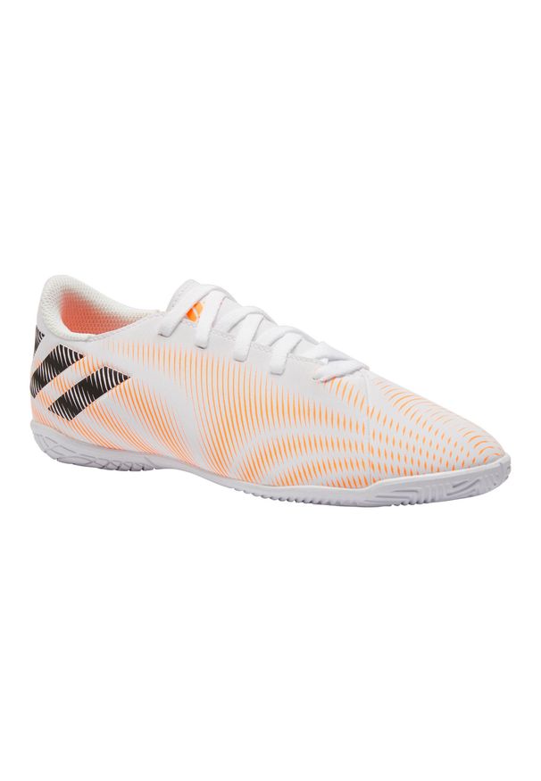 Buty halowe do piłki nożnej dla dzieci Adidas Nemeziz Euro 2021. Kolor: pomarańczowy, biały, wielokolorowy. Materiał: syntetyk, kauczuk, mikrofibra. Wzór: gładki