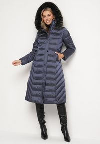 Born2be - Granatowa Pikowana Kurtka Zimowa o Długim Kroju z Odpinanym Kapturem z Futrem Mintoria. Okazja: na co dzień. Kolor: niebieski. Materiał: futro. Długość: długie. Sezon: zima. Styl: casual, elegancki #1