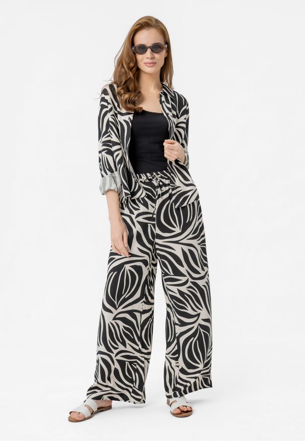 Volcano - Luźne spodnie z wzorem R-DOLANA. Kolor: czarny. Materiał: wiskoza, materiał. Sezon: wiosna, lato. Styl: klasyczny